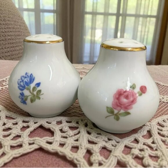 Vintage Bulb Shape Floral Pattern Dining Salt and Pepper Shakers - Picture 1 of 5
